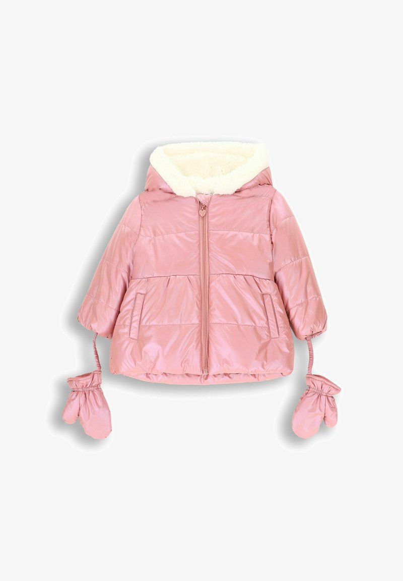 Różowa pikowana kurtka z miękkim białym kapturem, zamek błyskawiczny z przodu, boczne kieszenie oraz przymocowane rękawiczki z elastycznymi mankietami. Gładkie, błyszczące wykończenie.