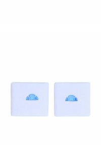 Due braccialetti bianchi in tessuto con piccoli loghi a forma di croissant blu centrati su ciascuno di essi.