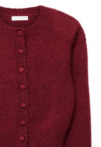 Bordeaux gebreid vest met een ronde hals, voorzien van een knoopsluiting aan de voorkant met vier textuurknopen en geribbelde manchetten en zoom.