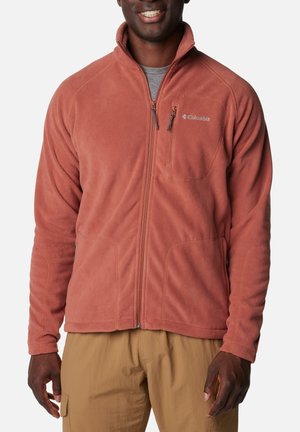 Fleecejacke in rostorange mit durchgehendem Reißverschluss und hohem Kragen. Verfügt über eine mit Reißverschluss versehenen Brusttasche und Seitentaschen, mit einer weichen Textur.