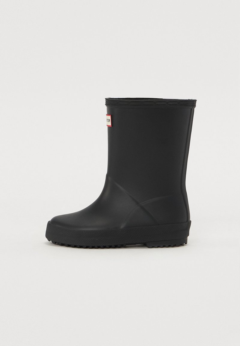 Botte de pluie en caoutchouc noir avec une finition lisse, un bout rond et une semelle épaisse texturée ; présente une étiquette de marque contrastante près du haut.