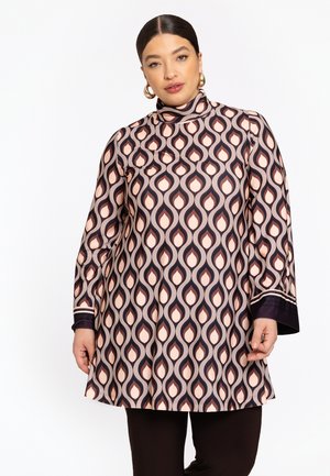 Gedruckte Tunika aus weichem Stoff mit einem abstrakten Muster in Braun, Rosa und Creme. Hoher Kragen mit langen Ärmeln und einer lockeren Passform.