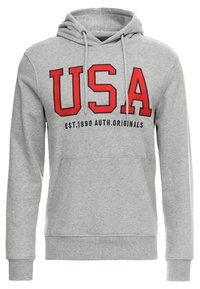Sudadera gris de mezcla de algodón, con una gran impresión roja "U.S.A" en la parte frontal y un bolsillo tipo canguro. Capucha ajustable con cordón.