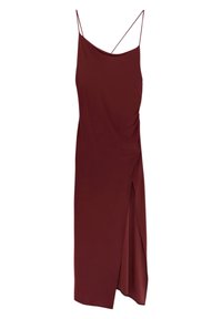 Robe midi bordeaux sans manches avec fines bretelles spaghetti, encolure asymétrique, fronces latérales et fente haute sur la cuisse sur fond blanc.