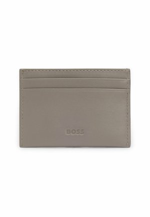 Taupe læder kortholder med to kortlommer og præget "BOSS" logo i midten på hvid baggrund.