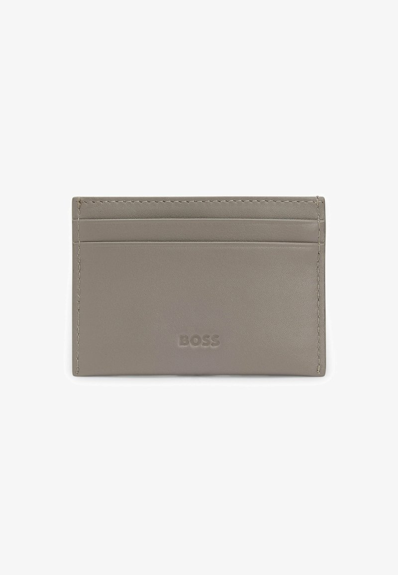 Porte-cartes en cuir taupe avec deux fentes pour cartes et logo "BOSS" embossé au centre sur fond blanc.