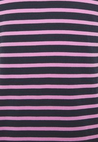 Des rayures horizontales alternées de couleur rose et bleu marine foncé sur un tissu, régulièrement espacées et uniformes en largeur.