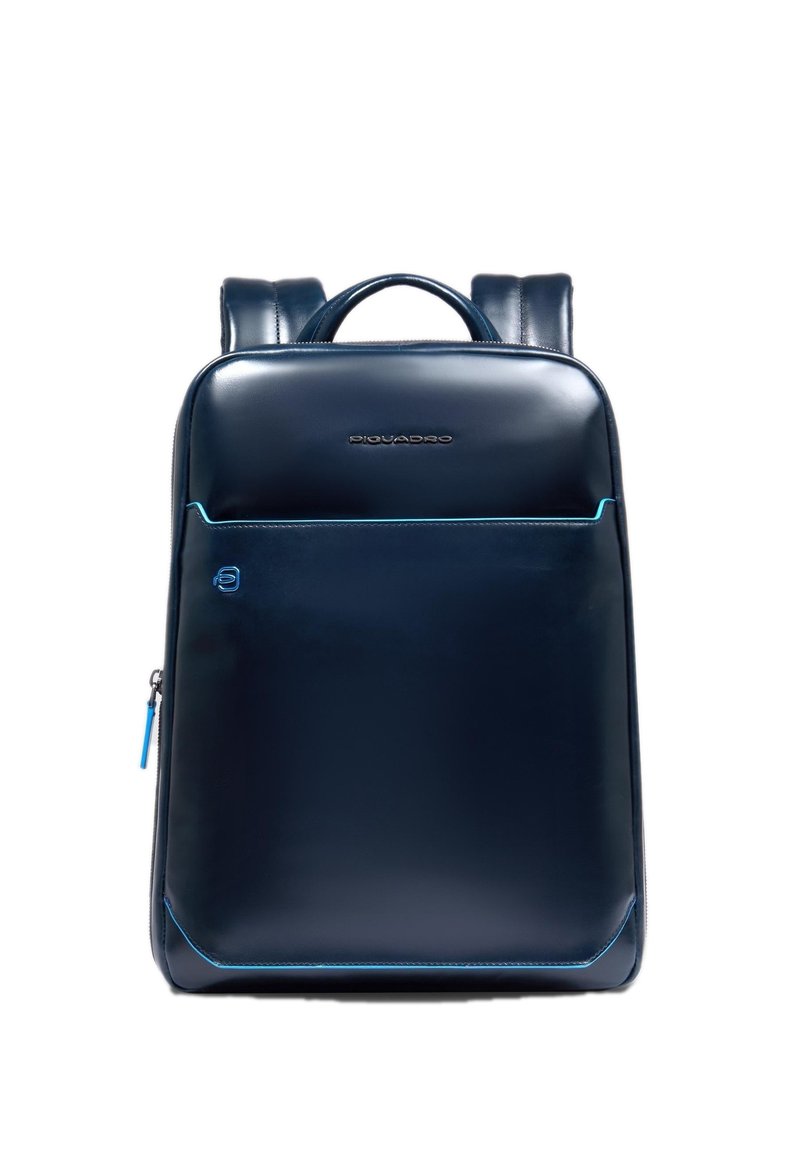 Mochila de cuero azul marino con una textura suave, que cuenta con un asa superior, correas acolchadas para los hombros y detalles en azul claro a contraste.