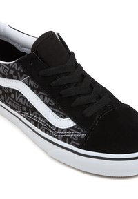 Sneaker nera con accenti e logo bianchi, realizzata con un mix di materiali scamosciati e sintetici, lacci neri piatti e suola in gomma.