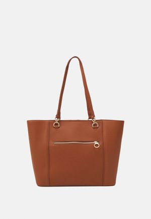 Bruine leren totebag met dubbele schouderbanden en een voorvak met rits en goudkleurige ritssluiting.