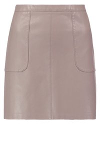 Mini-jupe en simili cuir taupe avec poches plaquées devant et ourlet droit.