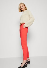 b.young DAYS CIGARET PANTS - Chino hlače - cayenne