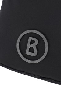 Sacchetto di tessuto nero con un logo circolare prominente al centro, caratterizzato dalla lettera "B" in rilievo, superficie testurizzata e un dettaglio di bordatura in contrasto.