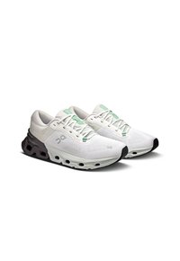 On CLOUDFLYER 5 - Laufschuh Straße - white   pebble