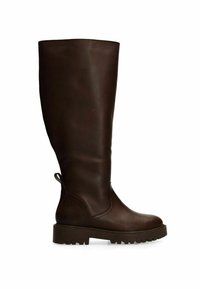 Stivale in pelle marrone alto fino al ginocchio, con punta rotonda, suola spessa e superficie testurizzata. Dotato di un tassello per una facile indossabilità.