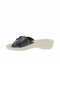 Sandalia deslizante navy con parte superior texturizada que presenta un patrón agrietado, interior suave y suela blanca baja y curvada para mayor comodidad.