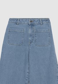 Jeans in denim azzurro chiaro con vita alta, due tasche posteriori e chiusura con bottone in vita, con una texture leggermente sbiadita.