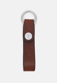 Porte-clés en cuir marron avec un anneau en métal argenté circulaire et un accent circulaire en métal arborant un design. Texture lisse et design minimaliste.