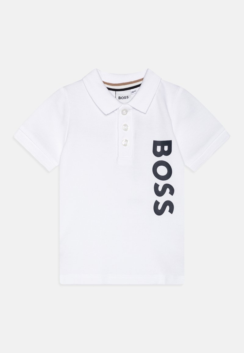 Polo blanc avec col, manches courtes, patte de boutonnage à trois boutons et un grand logo "BOSS" noir imprimé sur le côté gauche. Tissu texturé.