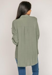 Dona x Lisa OLINO - Chemisier - kaki