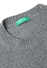 Šedý pletený svetr s ribbeným kulatým výstřihem. Obsahuje zelenou etiketu s nápisem "UNITED COLORS OF BENETTON." Měkká textura a střední tloušťka.