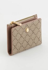 Billetera texturizada beige con herrajes dorados, que cuenta con un cierre de cremallera y un patrón sutil. Diseño compacto con un forro interior suave.