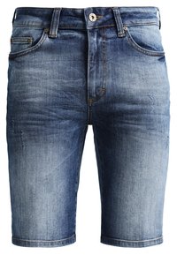 Shorts de mezclilla en azul claro con un acabado deslavado, que presentan un diseño clásico de cinco bolsillos, pasadores para cinturón y un sutil detalle desgastado.