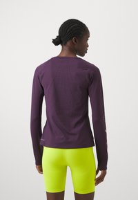 Puma HYROX RUN CLOUDSPUN  TEE - Top dugih rukava - midnight plum