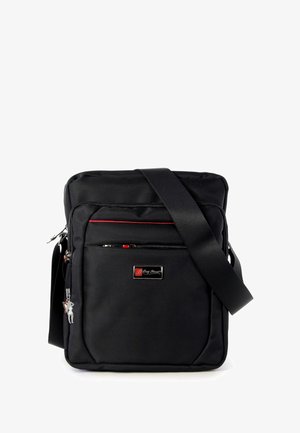 Schwarze Umhängetasche aus strapazierfähigem Nylon. Verfügt über eine vordere Reißverschlusstasche, rote Akzente und einen abnehmbaren Schultergurt. Logodetail sichtbar.
