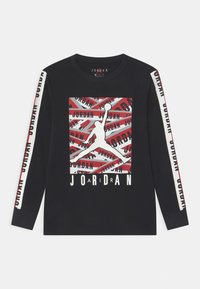 Maglietta nera a maniche lunghe con branding "Jordan" bianco e rosso sulle maniche e una grafica centrale di una silhouette di un giocatore di basket in salto.