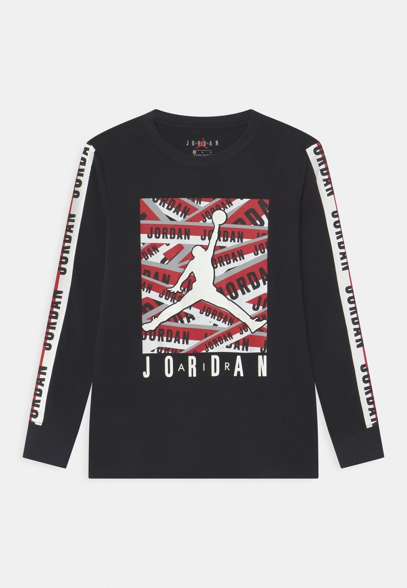 Maglietta nera a maniche lunghe con branding "Jordan" bianco e rosso sulle maniche e una grafica centrale di una silhouette di un giocatore di basket in salto.