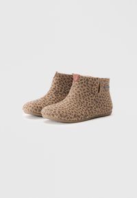 Et par korte, myke tøfler i stoff med brun leopardmønster og beige gummisåler på ensfarget bakgrunn.