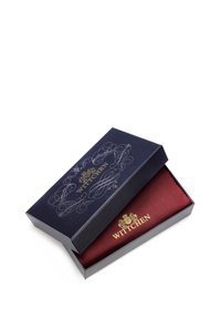 Scatola blu scuro con design argento ornato, logo dorato "Wittchen"; contiene un tessuto borgogna piegato, che mostra un motivo testurizzato all'interno.