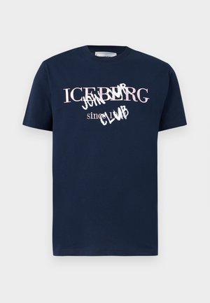 Tmavomodré tričko s krátkym rukávom s ružovým a bielym nápisom „ICEBERG“ a graffiti štýlom „JAM CLUB“ na prednej strane.