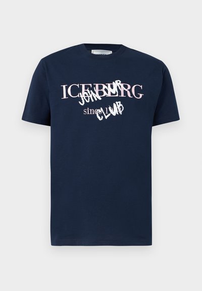 Κοντομάνικο μπλε ναυτικό μπλουζάκι με ροζ και λευκό κείμενο «ICEBERG» και γκράφιτι στυλ «JAM CLUB» στο μπροστινό μέρος.