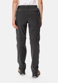 Grå utomhusbyxor med dragkedjefickor, justerbara benslut och rak skärning. Tillverkade av lätt och andningsbart material.