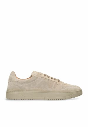 Beige suède lage sneaker met vetersluiting, gestikte details en een beige rubberen zool met patroonprofiel.