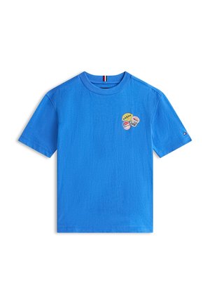 T-shirt bleu à manches courtes avec col rond et trois petits écussons colorés sur la partie gauche de la poitrine.