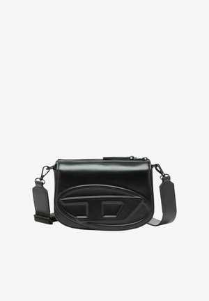 Sac en cuir noir à finition lisse, forme courbée, design embossé à l'avant, et une sangle ajustable. Les éléments métalliques comprennent une fermeture éclair.