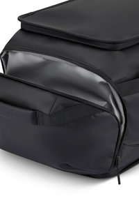 Czarna torba podróżna ma teksturowaną powierzchnię, zamykane na zamek komory, miękkie wykończenie oraz solidne uchwyty do noszenia. Kompaktowy i smukły design.