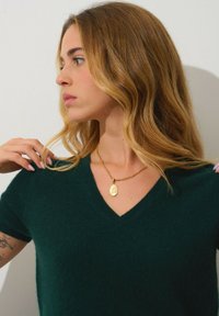 Authentic Cashmere COL V - Jednoduché tričko - cypress