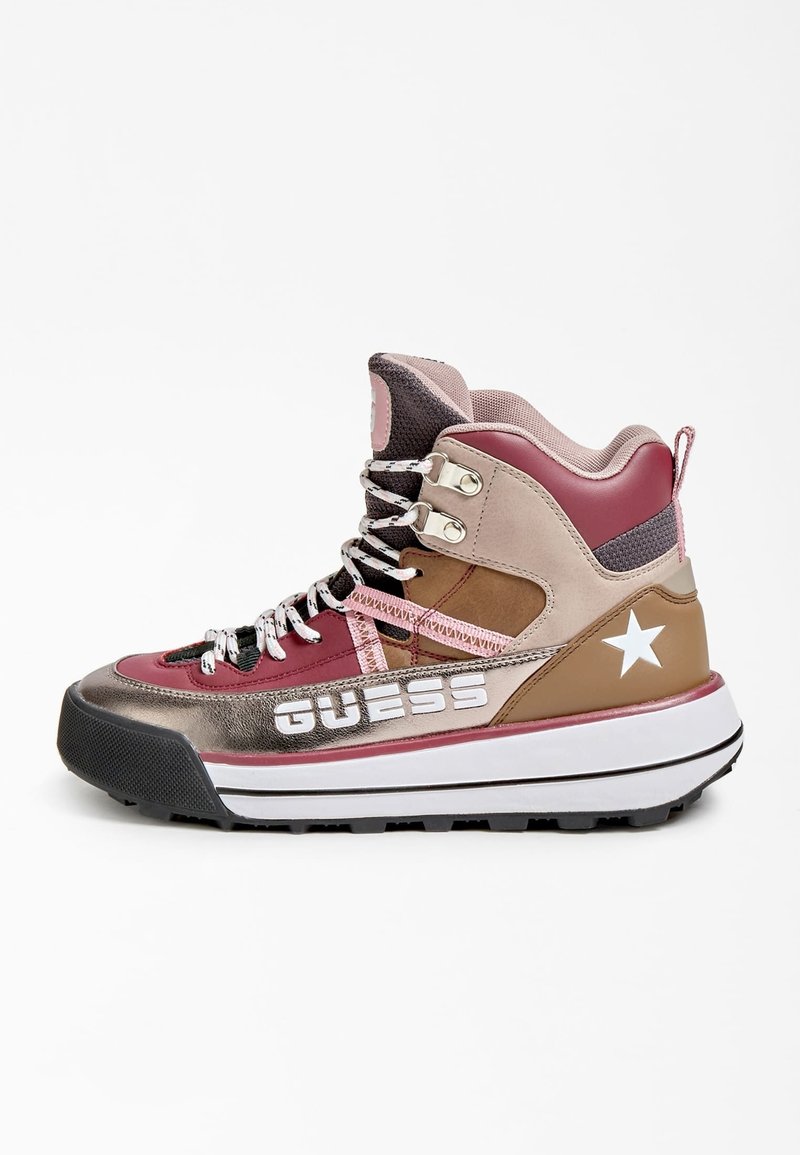Zapatilla alta en burdeos, beige y acabados metálicos. Presenta cordones grises, paneles texturizados, logo y un acento de estrella blanca en el talón.