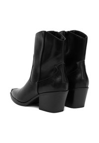 Czarne skórzane botki za kostkę z wąskim noskiem, elastycznymi bocznymi panelami i słupkowym obcasem. Gładka tekstura z kontrastowymi detalami w szyciu.