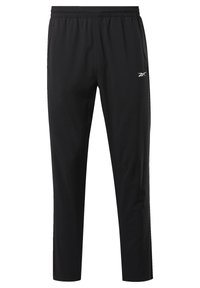 Zwarte sportbroek met een elastische tailleband, een taps toelopend ontwerp, zijzakken en een klein logo op de bovenkant van het linker been. Glad stoffen textuur.