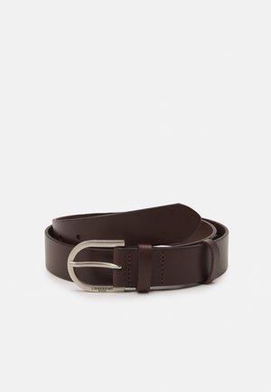 Tummanruskea nahkavyö rullattuna, jossa on hopeinen metallisolki, johon on kaiverrettu "Liebeskind Berlin".