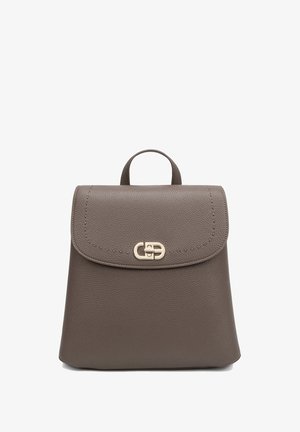 Sac à dos en cuir taupe compact avec fermoir rabat et boucle en métal doré à l'avant, doté d'une petite poignée supérieure.