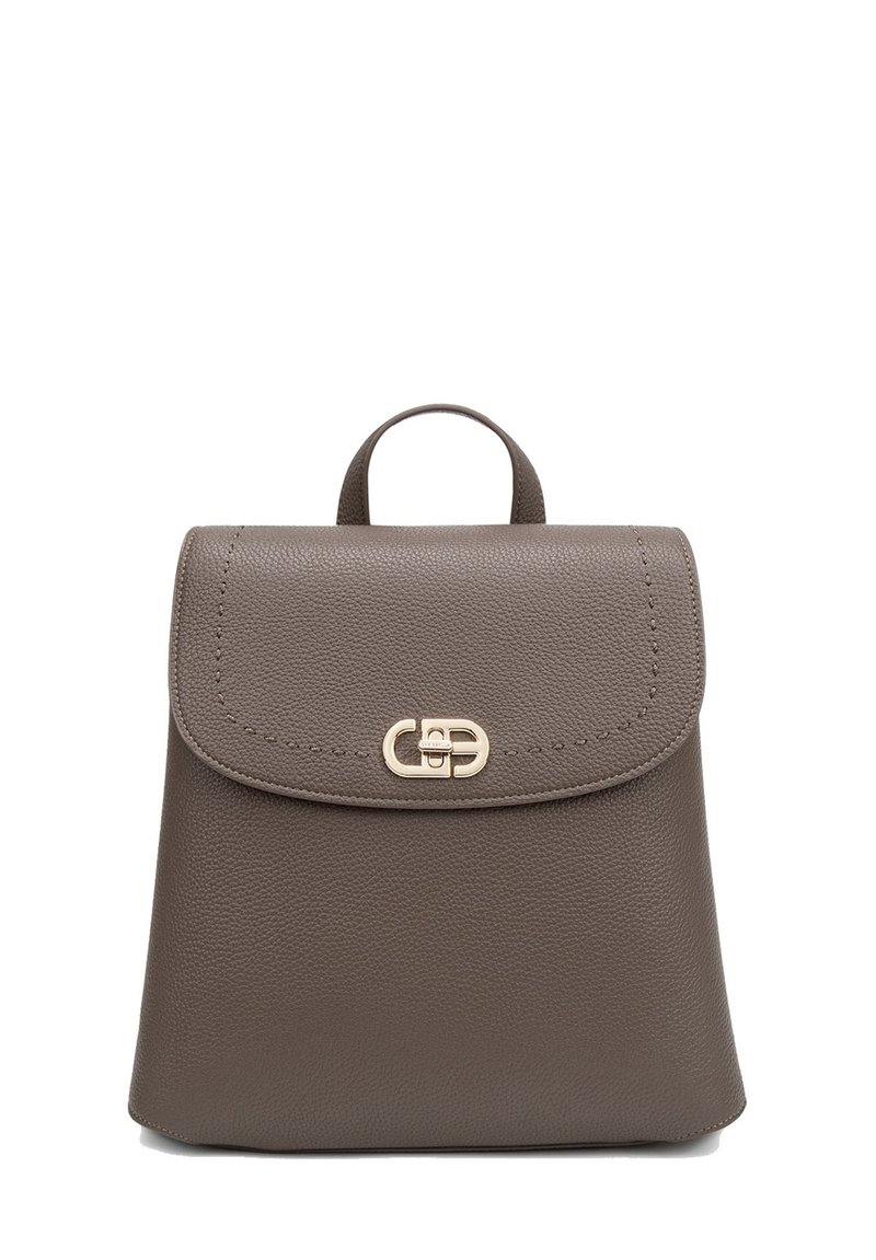 Zaino compatto in pelle taupe con chiusura a risvolto e clasp in tonalità oro sul davanti, dotato di una piccola maniglia superiore.