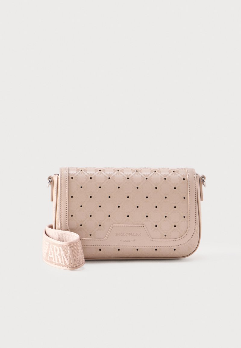 Μπεζ δερμάτινη τσάντα ώμου με διάτρητο σχέδιο και ανάγλυφο λογότυπο, με φαρδιά υφασμάτινη ράβδο με το όνομα της μάρκας.