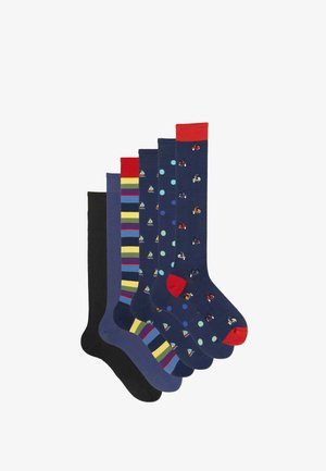 Mehrfachpack Socken mit verschiedenen Mustern: schwarz, einfarbig marineblau, mit Punkten, kleinen Traktoren und gestreiften Designs in blauen, grünen und roten Akzenten.