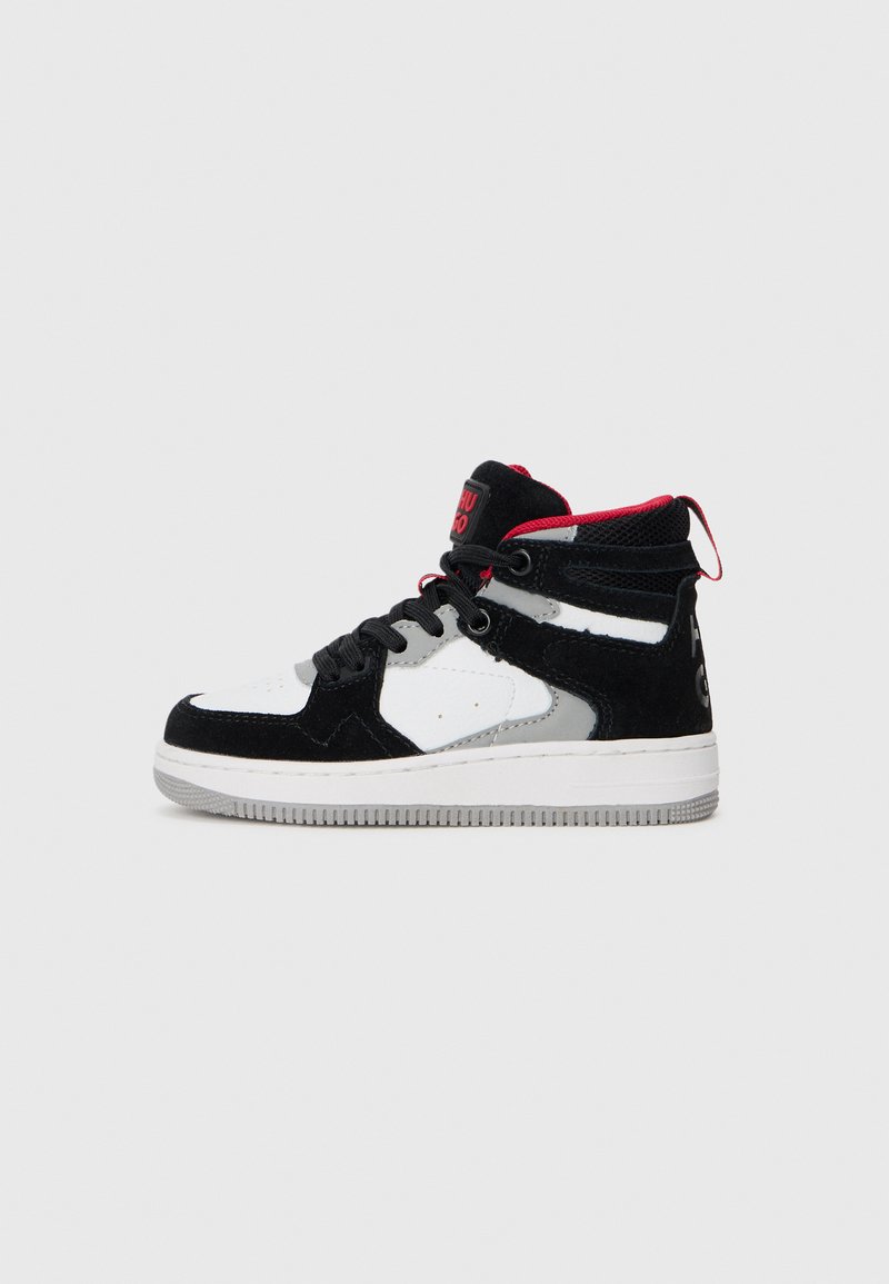 Svart og hvit midt-topp sneakers laget av semsket skinn og mesh-materialer. Har røde detaljer, grå dekorasjoner, og en strukturert gummisåle.